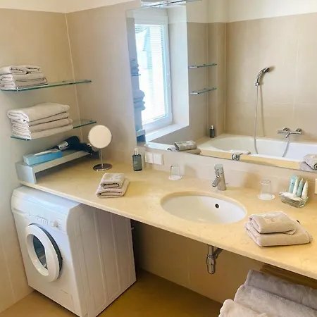 Mit Seesicht Und Hotelservices Maria Wörth