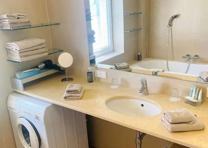 Mit Seesicht Und Hotelservices Maria Wörth